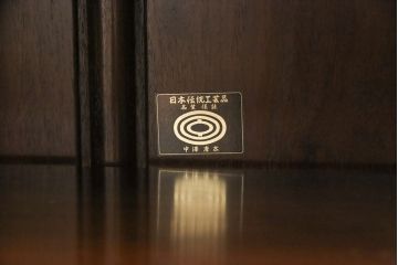 中古　美品　伝統工芸家具　中澤唐木製　漆塗りが上品な雰囲気を漂わせるカリン材製の飾り棚(茶棚、収納棚、戸棚、花梨材)(R-051408)