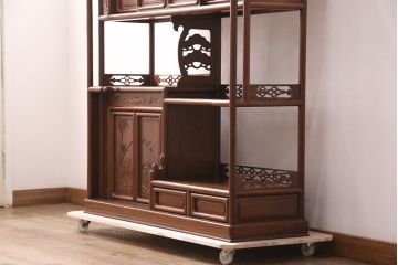 中古　美品　伝統工芸家具　中澤唐木製　漆塗りが上品な雰囲気を漂わせるカリン材製の飾り棚(茶棚、収納棚、戸棚、花梨材)(R-051408)