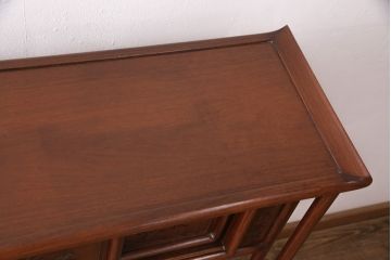 中古　美品　伝統工芸家具　中澤唐木製　漆塗りが上品な雰囲気を漂わせるカリン材製の飾り棚(茶棚、収納棚、戸棚、花梨材)(R-051408)