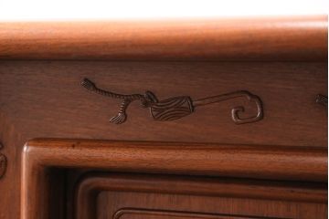 中古　美品　伝統工芸家具　中澤唐木製　漆塗りが上品な雰囲気を漂わせるカリン材製の飾り棚(茶棚、収納棚、戸棚、花梨材)(R-051408)