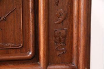 中古　美品　伝統工芸家具　中澤唐木製　漆塗りが上品な雰囲気を漂わせるカリン材製の飾り棚(茶棚、収納棚、戸棚、花梨材)(R-051408)