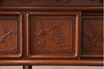 中古　美品　伝統工芸家具　中澤唐木製　漆塗りが上品な雰囲気を漂わせるカリン材製の飾り棚(茶棚、収納棚、戸棚、花梨材)(R-051408)