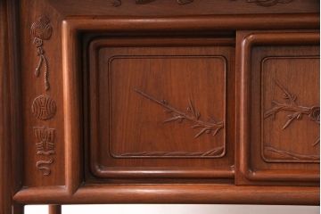 中古　美品　伝統工芸家具　中澤唐木製　漆塗りが上品な雰囲気を漂わせるカリン材製の飾り棚(茶棚、収納棚、戸棚、花梨材)(R-051408)