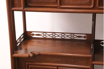 中古　美品　伝統工芸家具　中澤唐木製　漆塗りが上品な雰囲気を漂わせるカリン材製の飾り棚(茶棚、収納棚、戸棚、花梨材)(R-051408)