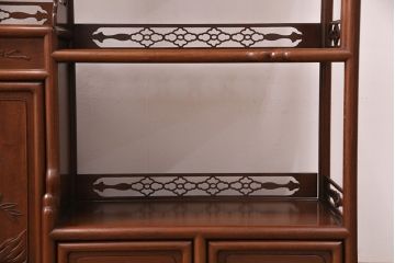 中古　美品　伝統工芸家具　中澤唐木製　漆塗りが上品な雰囲気を漂わせるカリン材製の飾り棚(茶棚、収納棚、戸棚、花梨材)(R-051408)