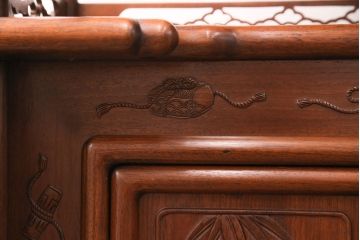 中古　美品　伝統工芸家具　中澤唐木製　漆塗りが上品な雰囲気を漂わせるカリン材製の飾り棚(茶棚、収納棚、戸棚、花梨材)(R-051408)