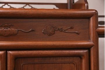 中古　美品　伝統工芸家具　中澤唐木製　漆塗りが上品な雰囲気を漂わせるカリン材製の飾り棚(茶棚、収納棚、戸棚、花梨材)(R-051408)