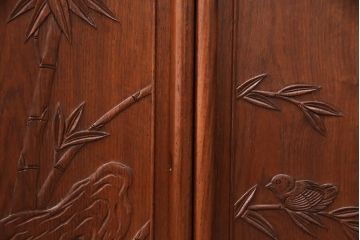 中古　美品　伝統工芸家具　中澤唐木製　漆塗りが上品な雰囲気を漂わせるカリン材製の飾り棚(茶棚、収納棚、戸棚、花梨材)(R-051408)