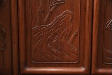 中古　美品　伝統工芸家具　中澤唐木製　漆塗りが上品な雰囲気を漂わせるカリン材製の飾り棚(茶棚、収納棚、戸棚、花梨材)(R-051408)