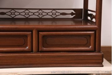 中古　美品　伝統工芸家具　中澤唐木製　漆塗りが上品な雰囲気を漂わせるカリン材製の飾り棚(茶棚、収納棚、戸棚、花梨材)(R-051408)
