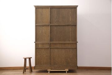 中古　美品　北海道旭川家具　和光　オークハウスシリーズ　絶版品!扉の装飾が目を惹くオーク材製のキャビネット(食器棚、収納棚、陳列棚、カップボード)(R-051446)