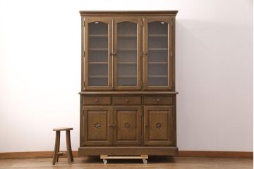 中古　美品　北海道旭川家具　和光　オークハウスシリーズ　絶版品!扉の装飾が目を惹くオーク材製のキャビネット(食器棚、収納棚、陳列棚、カップボード)(R-051446)