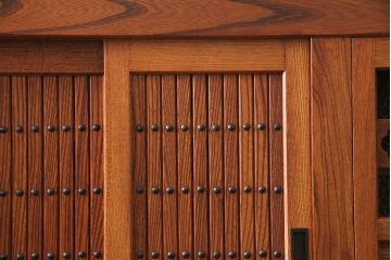 中古　美品　通産大臣指定伝統工芸品　松本民芸家具製　漆塗り　特注の激レア品!総ケヤキ材製の小ぶりな水屋箪笥(食器棚、キャビネット)(定価約145万円)(R-051447)