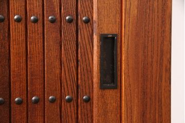 中古　美品　通産大臣指定伝統工芸品　松本民芸家具製　漆塗り　特注の激レア品!総ケヤキ材製の小ぶりな水屋箪笥(食器棚、キャビネット)(定価約145万円)(R-051447)