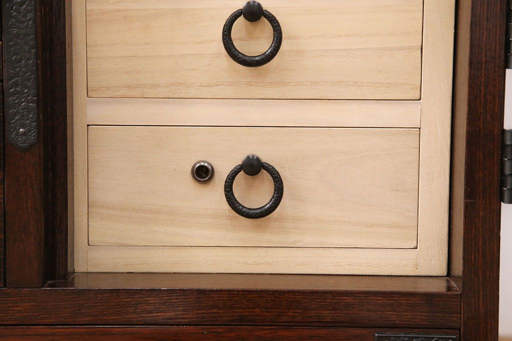 中古　美品　国産　手造り　ケヤキ・桐　上質な和の空間づくりにおすすめの民芸箪笥(収納箪笥、小タンス、リビングボード)(R-051470)