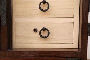 中古　美品　国産　手造り　ケヤキ・桐　上質な和の空間づくりにおすすめの民芸箪笥(収納箪笥、小タンス、リビングボード)(R-051470)