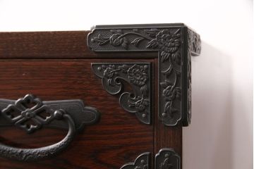 中古　美品　国産　手造り　ケヤキ・桐　上質な和の空間づくりにおすすめの民芸箪笥(収納箪笥、小タンス、リビングボード)(R-051470)