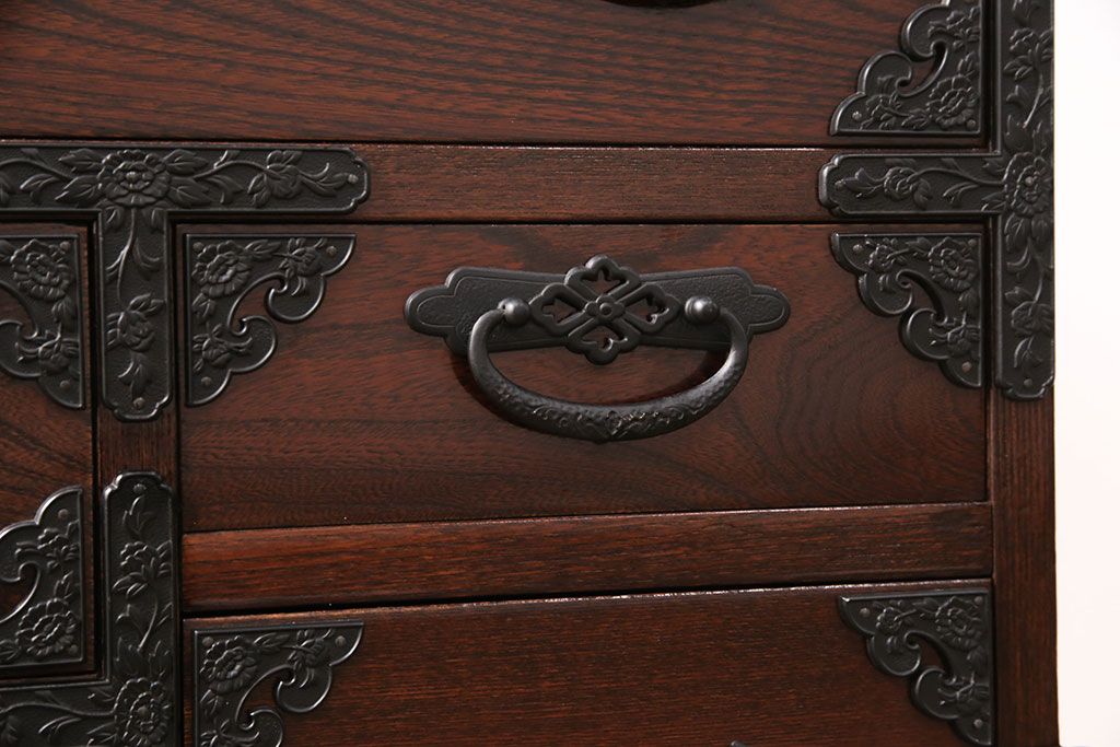 中古　美品　国産　手造り　ケヤキ・桐　上質な和の空間づくりにおすすめの民芸箪笥(収納箪笥、小タンス、リビングボード)(R-051470)