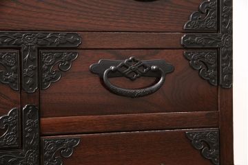 中古　美品　国産　手造り　ケヤキ・桐　上質な和の空間づくりにおすすめの民芸箪笥(収納箪笥、小タンス、リビングボード)(R-051470)