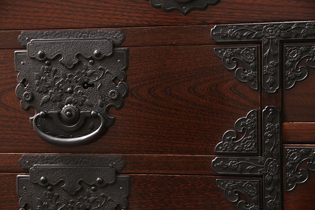 中古　美品　国産　手造り　ケヤキ・桐　上質な和の空間づくりにおすすめの民芸箪笥(収納箪笥、小タンス、リビングボード)(R-051470)