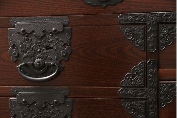 中古　美品　国産　手造り　ケヤキ・桐　上質な和の空間づくりにおすすめの民芸箪笥(収納箪笥、小タンス、リビングボード)(R-051470)