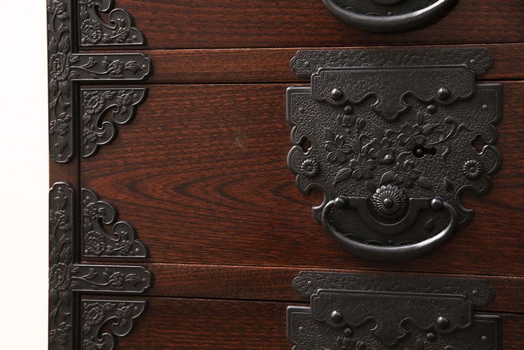 中古　美品　国産　手造り　ケヤキ・桐　上質な和の空間づくりにおすすめの民芸箪笥(収納箪笥、小タンス、リビングボード)(R-051470)