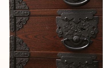 中古　美品　国産　手造り　ケヤキ・桐　上質な和の空間づくりにおすすめの民芸箪笥(収納箪笥、小タンス、リビングボード)(R-051470)