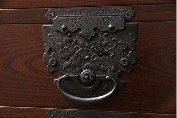 中古　美品　国産　手造り　ケヤキ・桐　上質な和の空間づくりにおすすめの民芸箪笥(収納箪笥、小タンス、リビングボード)(R-051470)