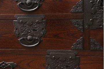 中古　美品　国産　手造り　ケヤキ・桐　上質な和の空間づくりにおすすめの民芸箪笥(収納箪笥、小タンス、リビングボード)(R-051470)