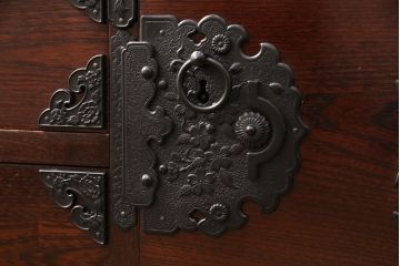 中古　美品　国産　手造り　ケヤキ・桐　上質な和の空間づくりにおすすめの民芸箪笥(収納箪笥、小タンス、リビングボード)(R-051470)