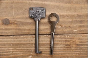 中古　美品　国産　手造り　ケヤキ・桐　上質な和の空間づくりにおすすめの民芸箪笥(収納箪笥、小タンス、リビングボード)(R-051470)