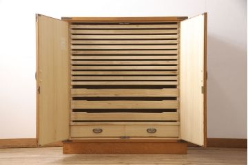 中古　美品　漆塗り　屋久杉の木目が高級感を演出する和服箪笥(着物箪笥、和タンス)(R-051471)