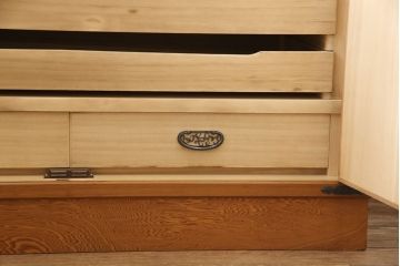 中古　美品　漆塗り　屋久杉の木目が高級感を演出する和服箪笥(着物箪笥、和タンス)(R-051471)