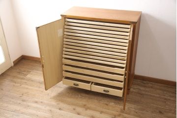中古　美品　漆塗り　屋久杉の木目が高級感を演出する和服箪笥(着物箪笥、和タンス)(R-051471)