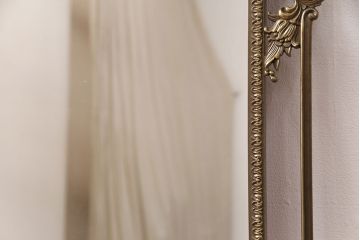 ヴィンテージ雑貨　イタリアビンテージ　最高級!繊細な装飾がエレガントな雰囲気を醸しだす真鍮製のウォールミラー(壁掛け鏡)(R-051480)