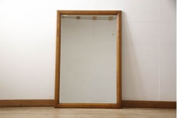 中古　美品　横浜ダニエル(Daniel)　滑らかな木肌と温かみのある色味が魅力のシンプルなウォールミラー(壁掛け鏡)(R-051481)