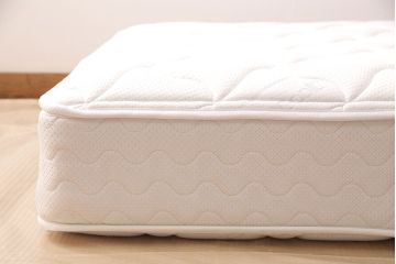 中古　超美品　2019年11月購入　未使用品　arflex(アルフレックス)　ポスチャーテックコイルマットレス・タイトトップ(セミダブルベッド)(定価約14万円)(R-051486)