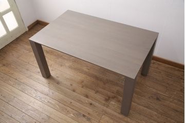 中古　極美品　2019年11月購入　arflex(アルフレックス)　AURORA(アウロラ)　グレーオーク色がモダンな印象を高めるダイニングテーブル(4人掛け、食卓)(定価約26万円)(R-051487)