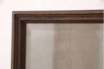 ヴィンテージ家具　和製ビンテージ　ナラ材の渋い色合いと面取りされた鏡が落ち着きのある上品な空間を演出するウォールミラー(壁掛け鏡)(R-051489)