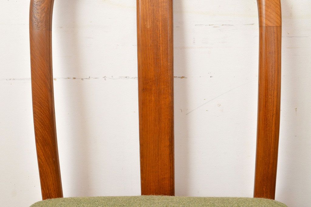 デンマークヴィンテージ　チーク材　丸味を帯びたデザインが温かみを感じるダイニングチェア4脚セット(椅子、イス、ビンテージ、北欧)(R-051505)