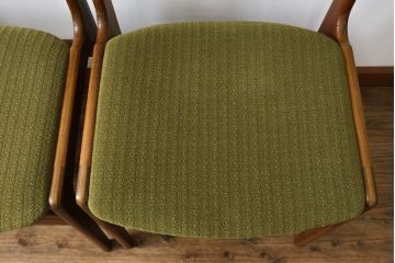 デンマークビンテージ　北欧家具　グリーンのファブリックとチーク材の木色が温かみのある空間を演出するチェア4脚セット(ダイニングチェア、ヴィンテージ)(R-051514)