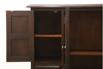 中古　北海道民芸家具　クラシカルな雰囲気が魅力!落ち着きのある空間づくりにおすすめのサイドボード(キャビネット、収納棚、リビングボード)(R-051519)
