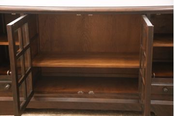 中古　北海道民芸家具　クラシカルな雰囲気が魅力!落ち着きのある空間づくりにおすすめのサイドボード(キャビネット、収納棚、リビングボード)(R-051519)