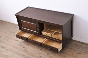 中古　北海道民芸家具　脚(台輪)付きリメイク　ガラスを入れてモダンな雰囲気に!シックな佇まいのローボード(テレビ台、テレビボード、収納棚、サイドボード)(R-051523)