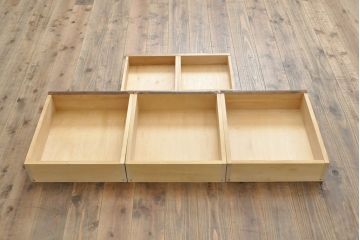中古　北海道民芸家具　脚(台輪)付きリメイク　ガラスを入れてモダンな雰囲気に!シックな佇まいのローボード(テレビ台、テレビボード、収納棚、サイドボード)(R-051523)