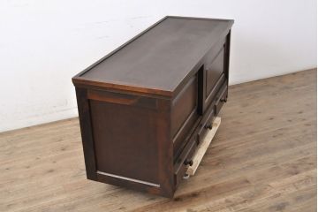 中古　北海道民芸家具　脚(台輪)付きリメイク　ガラスを入れてモダンな雰囲気に!シックな佇まいのローボード(テレビ台、テレビボード、収納棚、サイドボード)(R-051523)