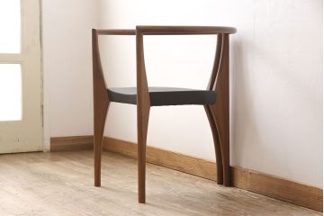 中古　美品　高級イタリア輸入家具　ウォールナット材　本革　スタイリッシュなデザインが目を惹く曲げ木チェア(椅子、ダイニングチェア)(R-051532)
