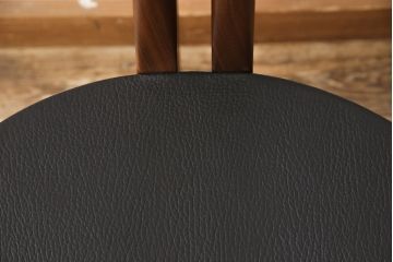 中古　美品　高級イタリア輸入家具　ウォールナット材　本革　スタイリッシュなデザインが目を惹く曲げ木チェア(椅子、ダイニングチェア)(R-051532)