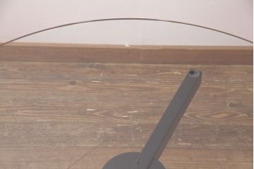 中古　極美品　2019年製　Cassina(カッシーナ)取り扱い　VIDUN(ヴィドゥン)　支柱を回して高さが調節できるガラステーブル(ダイニングテーブル、2人掛け、4人掛け)(R-051535)