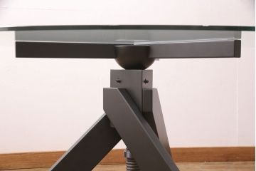 中古　極美品　2019年製　Cassina(カッシーナ)取り扱い　VIDUN(ヴィドゥン)　支柱を回して高さが調節できるガラステーブル(ダイニングテーブル、2人掛け、4人掛け)(R-051535)